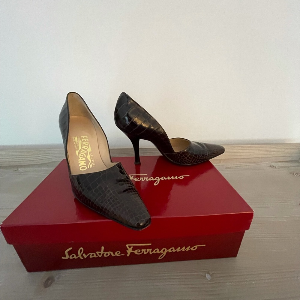 Brown Salvatore Ferragamo brown alligator pump